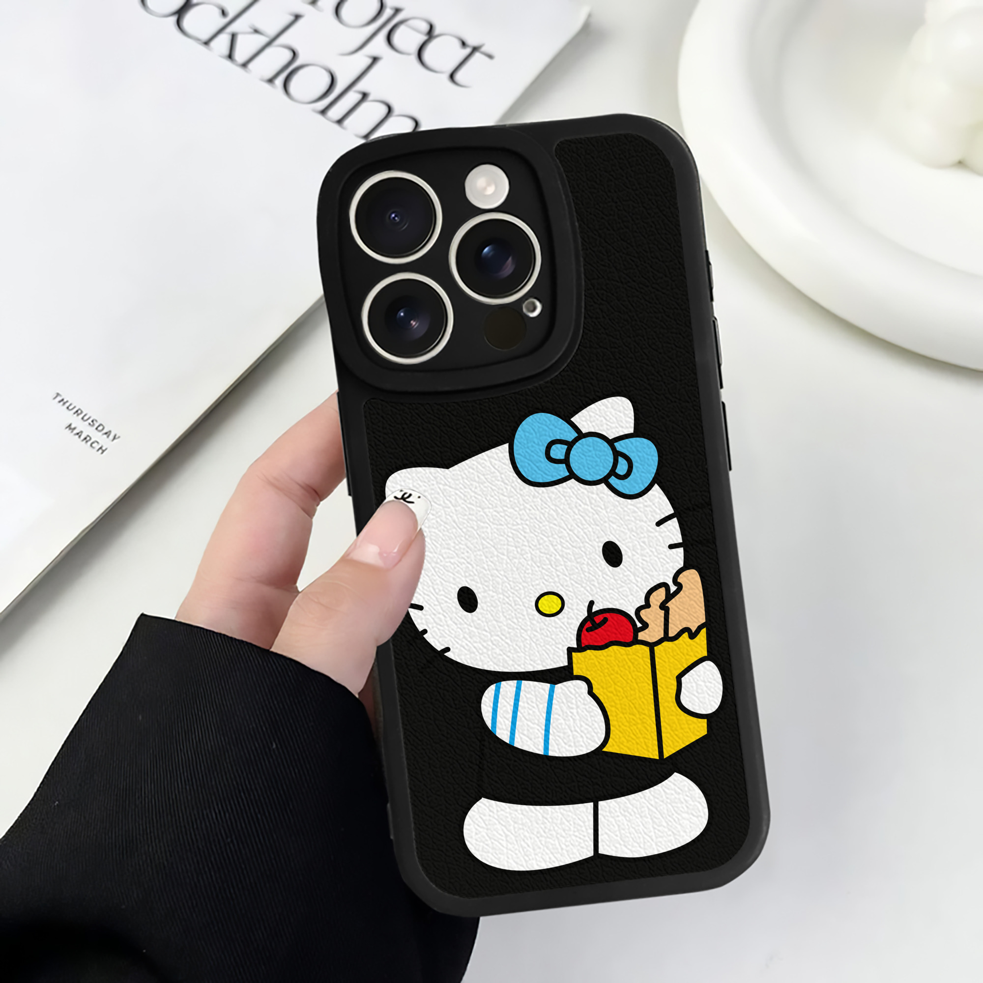 （画像用） Hello Kitty ハローキティ 【iPhone 16シリーズ対応】シリコンスマホケース（レザー調） 材質：シリコン